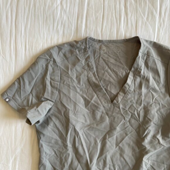 FIGS Gray Scrub Top (sz S) - Picture 4 of 5